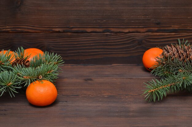Sfondo natalizio, mandarini e rami di abete, copia spazio, posto per oggetto, stile rustico