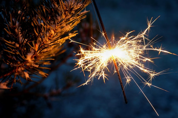 Sfondo natalizio Una stella filante su un albero di Natale la sera fuori con la neve Concetto per le vacanze invernali e il nuovo anno 2023