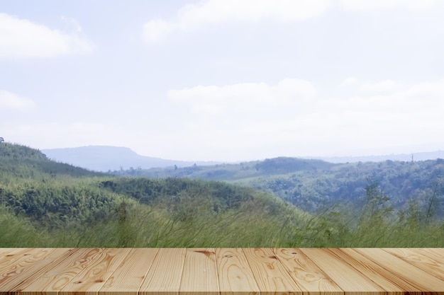 Sfondo Natura Pianta Albero con tavolo di legno vuoto Bancone vuoto su sfocatura Foresta di crescita di vetro verde con montagna su cielo bluMock Up per l'agricolturaPicnicAmbienteConcetto di stagione primaverile estiva