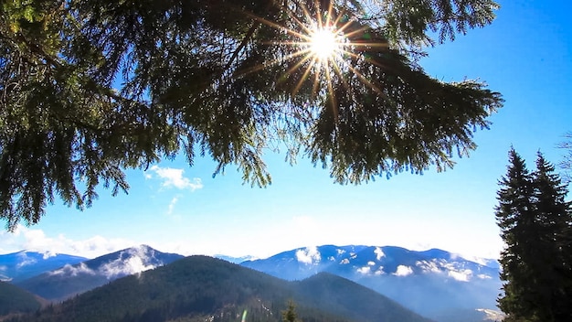 Sfondo naturale del cielo e delle nuvole Copertura nuvolosa sulle montagne