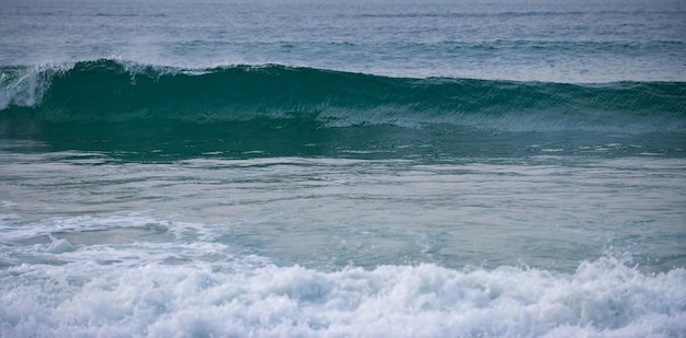 Sfondo naturale delle onde dell'oceano dell'onda blu dell'oceano Acqua di mare ondulata pulita e pulita Schiuma di mare