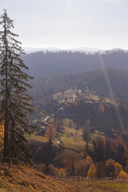 Sfondo naturale di villaggi con case in legno in montagna Colline autunnali