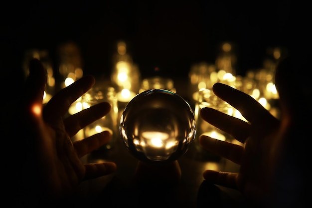 Sfondo nero con una palla e candele Divinazione e previsione del destino