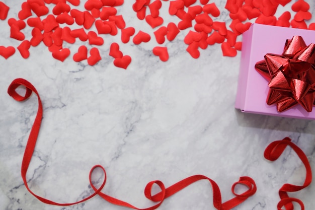 Sfondo piatto per la San Valentino, amore, cuori, scatola regalo Copia spazio