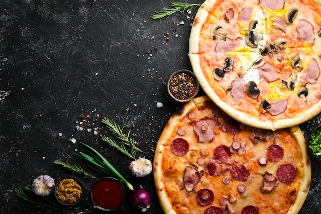 Sfondo Pizza Set di deliziose pizze con pancetta, formaggio e funghi Vista dall'alto