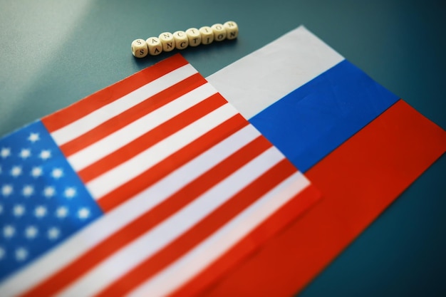 Sfondo politico Sullo sfondo ci sono le bandiere americana e russa Le sanzioni statunitensi contro la Russia Esacerbazione delle relazioni diplomatiche