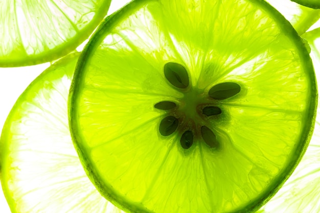 Sfondo ravvicinato di fette di limone e limetta verde, texture superficiale Macro close up Fetta succosa