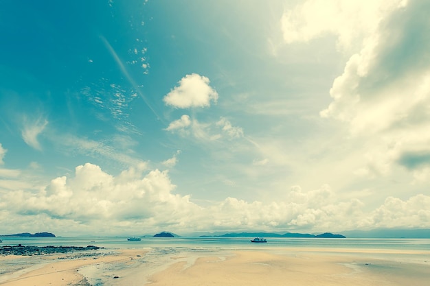 sfondo retrò spiaggia tropicale e cielo blu