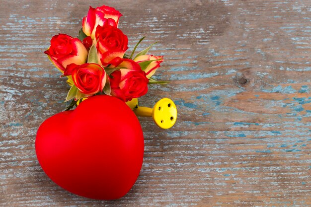 Sfondo romantico con bouquet di rose rosa e cuore per San Valentino.