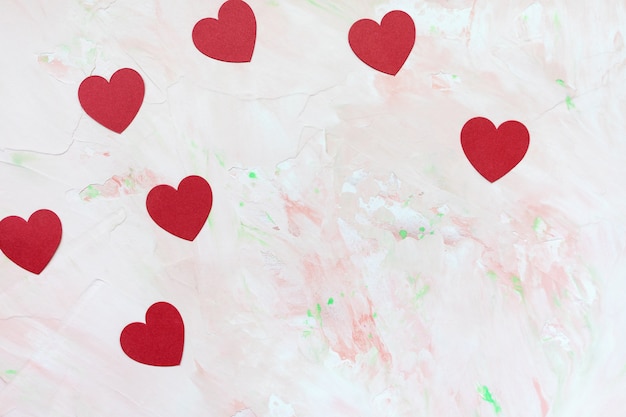 Sfondo romantico con cuori di carta rossa