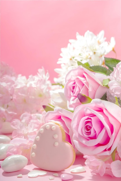 Sfondo rosa e bianco per le vacanze di primavera con vari fiori teneri carini. San Valentino, giornata internazionale della donna 8 marzo, compleanno, biglietto di auguri per la festa della mamma mockup vista dall'alto cornice piatta