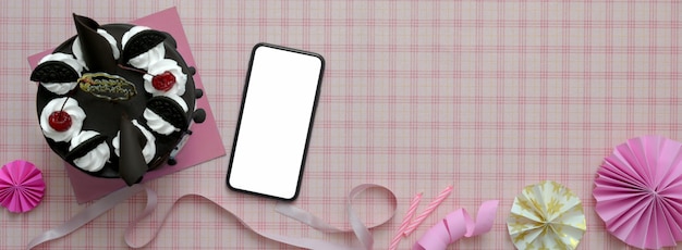 Sfondo rosa modello con smartphone e torta