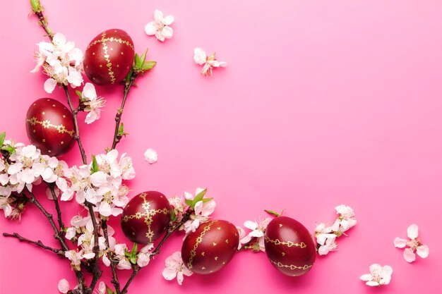 Sfondo rosa pasquale con uova di Pasqua e fiori primaverili Vista dall'alto con spazio per la copia