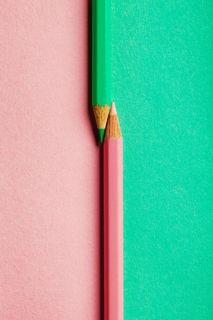 Sfondo rosa pastelli verdi