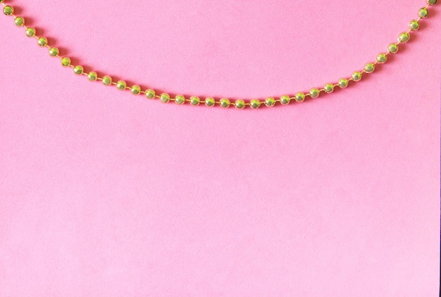 Sfondo rosa tenue decorativo per feste con perline dorate Modello di design festivo per banner poster biglietto di auguri