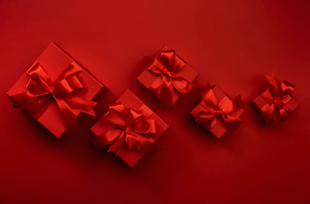 Sfondo rosso con scatole regalo nastri fiocchi Preparazione per le vacanze Natale San Valentino compleanno Capodanno concetto Vista dall'alto