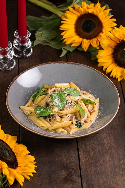 Sfondo rosso e fiore di girasole con frutta e verdura con fiori e zucca