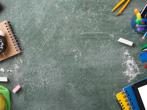 Sfondo scolastico con materiale scolastico e spazio per la copia