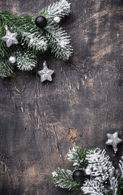 Sfondo scuro di Natale con ramo di albero