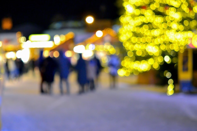 Sfondo sfocato Albero di Natale decorato luci incandescenti edificio