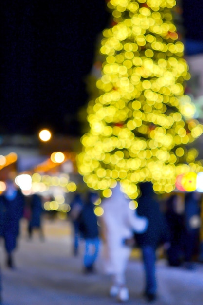 Sfondo sfocato Albero di Natale decorato luci incandescenti edificio