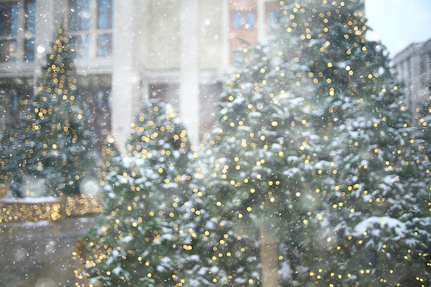 sfondo sfocato, albero di natale fuori, sfondo di neve decorato, capodanno