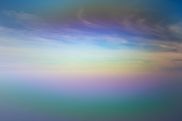Sfondo sfocato arcobaleno astratto Nuvole bianche sul cielo azzurro sopra il mare Carta da parati estiva Carta vacanze prelevata da un finestrino dell'aeroplano