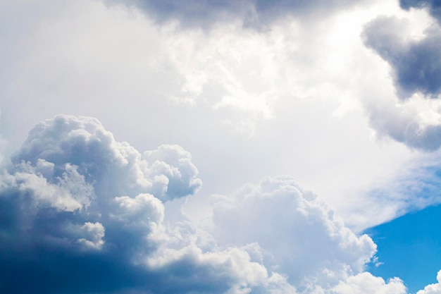 Sfondo sfocato Cielo azzurro e soffici nuvole bianche