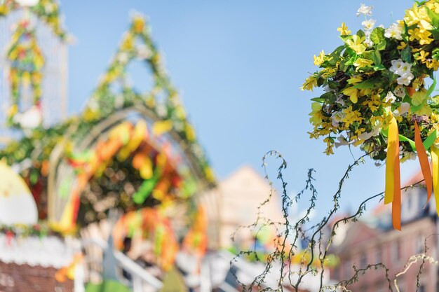 Sfondo sfocato del mercato di Pasqua nella Piazza della Città Vecchia nello spazio di copia della Repubblica Ceca di Pragat