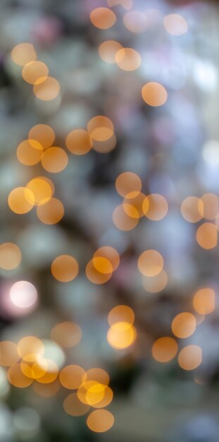 Sfondo sfocato delle luci di Natale. Bokeh chiaro astratto.