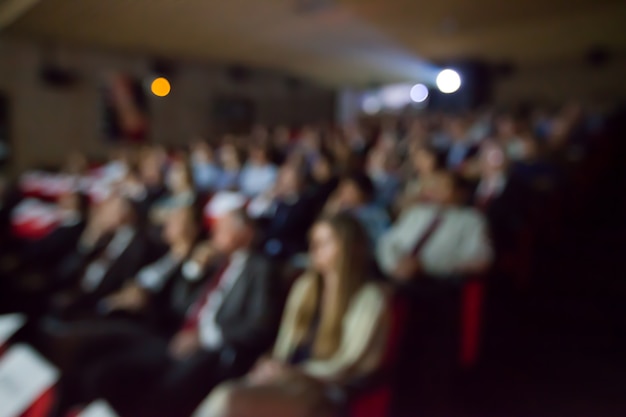 Sfondo sfocato di persone che guardano film nel cinema