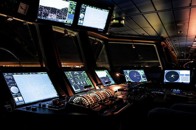 Sfondo, sfocatura, sfocato, bokeh. La timoneria di una nave moderna è un primo piano delle leve di controllo della rotta della nave.