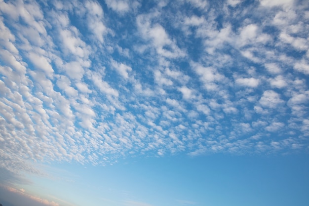 Sfondo soleggiato, cielo azzurro con nuvole bianche, sfondo naturale.