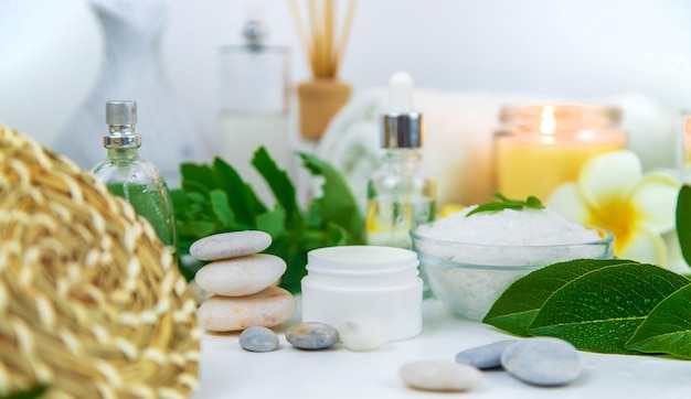 Sfondo spa cosmetici e oli ed erbe Messa a fuoco selettiva