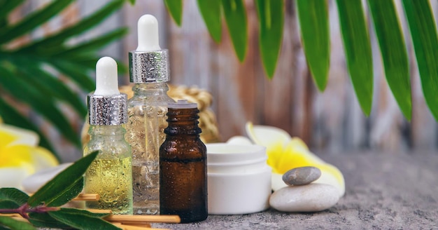 Sfondo spa cosmetici e oli ed erbe Messa a fuoco selettiva