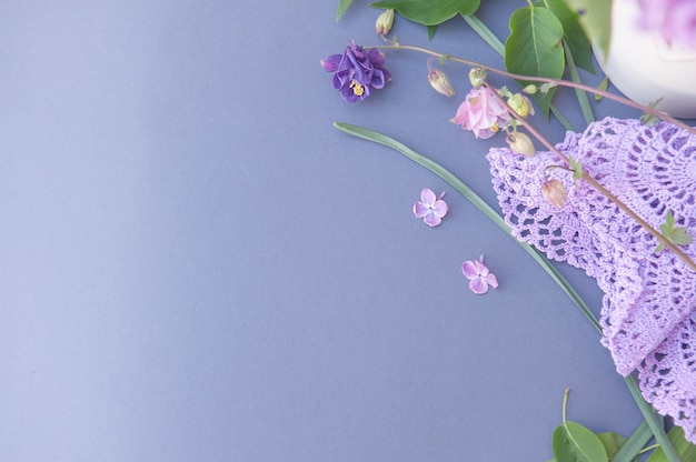 Sfondo spazio vuoto con fiori e centrino di pizzo