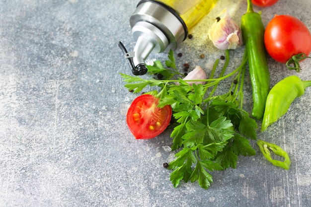 Sfondo spezie erbe e verdure Selezione di spezie erbe e olio d'oliva sul tavolo Copia spazio