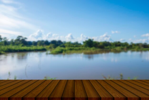 Sfondo tavolo in legno con vista fiume per posizionare i tuoi prodotti con varie idee creative