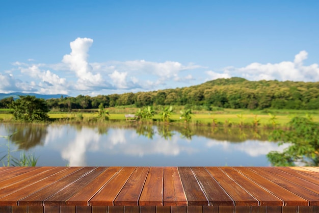 Sfondo tavolo in legno con vista fiume per posizionare i tuoi prodotti con varie idee creative