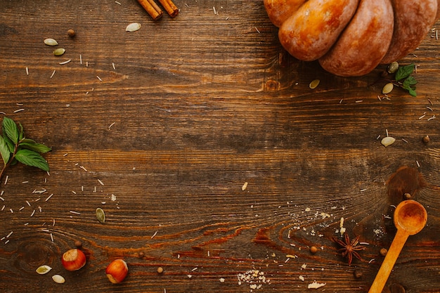 sfondo tavolo in legno. decorazioni autunnali di zucca