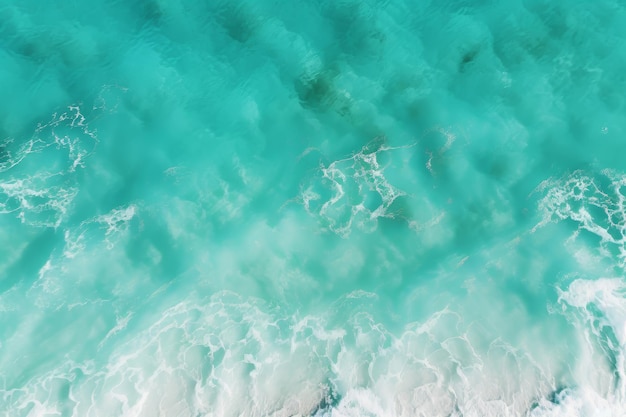 Sfondo turchese della superficie del mare con onde spruzzanti vista dall'alto