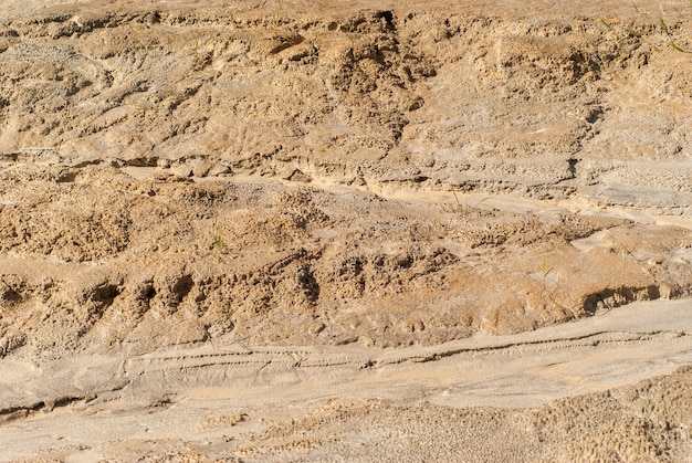 Sfondo - un frammento di un canale di argilla essiccata di un flusso d'acqua