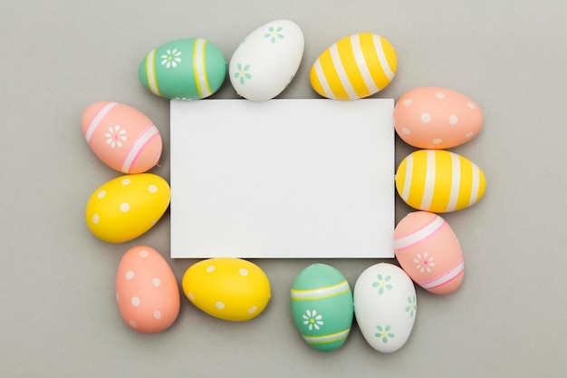 Sfondo vacanza di Pasqua Uova di Pasqua decorate color pastello con un'etichetta bianca vuota