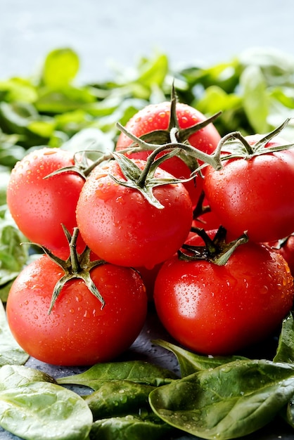 Sfondo vegetale pomodori e foglie di spinaci Dieta alimentare