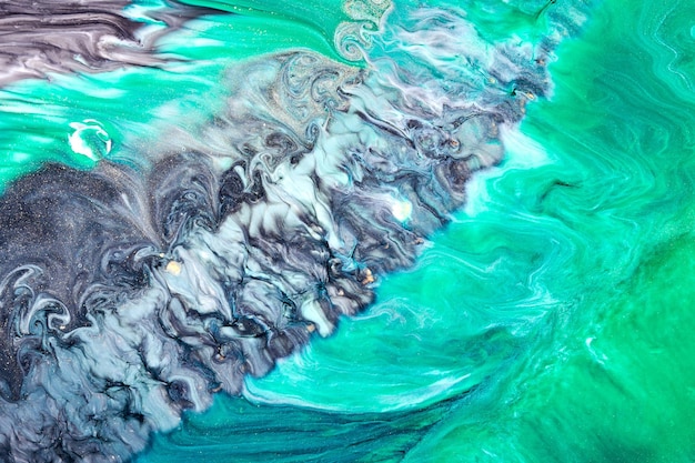 Sfondo verde astratto colore nero Arte fluida multicolore Le onde schizzano e macchiano le vernici acriliche dell'inchiostro dell'alcool sotto l'acqua