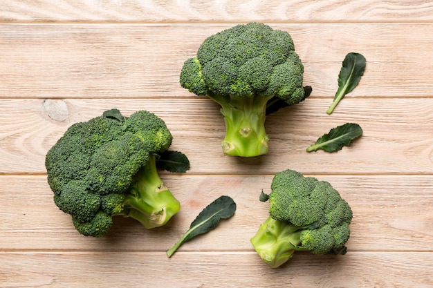 Sfondo verde broccoli freschi primo piano sul tavolo colorato Verdure per la dieta e un'alimentazione sana Alimenti biologici