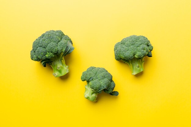 Sfondo verde broccoli freschi primo piano sul tavolo colorato Verdure per la dieta e un'alimentazione sana Alimenti biologici