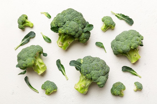 Sfondo verde broccoli freschi primo piano sul tavolo colorato Verdure per la dieta e un'alimentazione sana Alimenti biologici