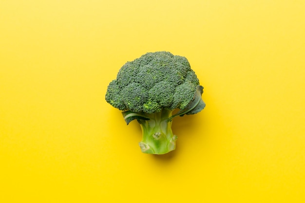 Sfondo verde broccoli freschi primo piano sul tavolo colorato Verdure per la dieta e un'alimentazione sana Alimenti biologici