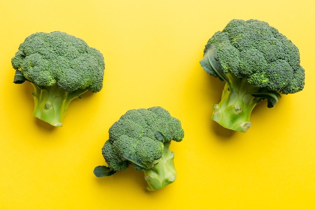sfondo verde broccoli freschi vicino sul tavolo colorato Verdure per la dieta e un'alimentazione sana Alimenti biologici